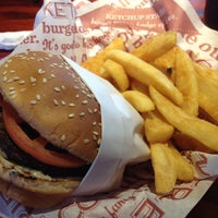 Photo taken at Red Robin Gourmet Burgers and Brews by Kevin S. on 8/21/2012