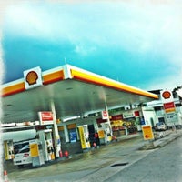 Foto diambil di Shell oleh Yeh 😍⚽🏀🍻🍔🍱🍣😍 pada 8/20/2012