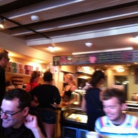 Das Foto wurde bei Green T Coffee Shop von Tina B. am 8/29/2012 aufgenommen