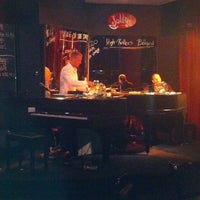 Снимок сделан в Jolly&amp;#39;s American Beer Bar and Dueling Pianos пользователем Jen L. 6/17/2012