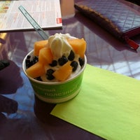 รูปภาพถ่ายที่ YOGU кафе, натуральный замороженный йогурт โดย Jeanne Z. เมื่อ 3/3/2012