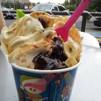 รูปภาพถ่ายที่ Menchie&amp;#39;s Frozen Yogurt โดย Guy M. เมื่อ 8/11/2012