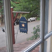 รูปภาพถ่ายที่ The Tavern In Old Salem โดย Jordan K. เมื่อ 9/3/2012