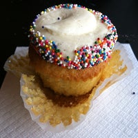 2/18/2012 tarihinde Laura C.ziyaretçi tarafından Little Cake Bakery'de çekilen fotoğraf