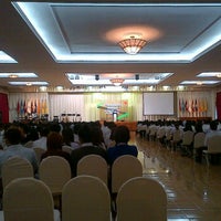 Photo taken at อาคารเฉลิมพระเกียรติ Kasembandit University Pattanakarn by Tonhorm R. on 6/21/2012