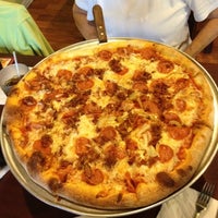 Das Foto wurde bei Vino&amp;#39;s Pizza Grill von Ron M. am 6/11/2012 aufgenommen