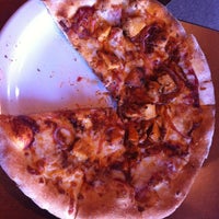 Das Foto wurde bei Tosca Stone Oven Pizzeria von Perla E. am 6/9/2012 aufgenommen