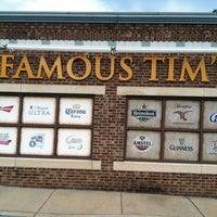 รูปภาพถ่ายที่ Famous Tim&amp;#39;s โดย Dan เมื่อ 6/30/2012