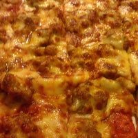 Foto diambil di Kenootz Pizza oleh Otis E. pada 8/10/2012