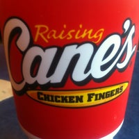 Foto tirada no(a) Raising Cane&amp;#39;s Chicken Fingers por Rachel S. em 6/2/2012