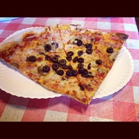Снимок сделан в Boston&amp;#39;s Pizza пользователем Laine K. 5/2/2012