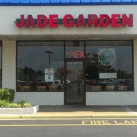 Foto tirada no(a) Jade Garden Chinese Restaurant por Sylvester N. em 7/24/2012