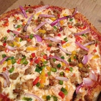 Foto tirada no(a) Naked Pizza por Sarah B. em 3/16/2012
