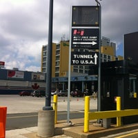 Das Foto wurde bei Windsor-Detroit Tunnel Duty Free Shop von Jose R. am 8/5/2012 aufgenommen