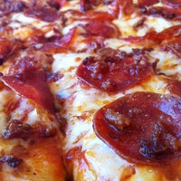 Снимок сделан в Toppers Pizza пользователем Andrew 8/18/2012