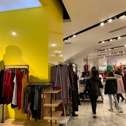 NEW YORK - 19 De Março De 2016: No Interior Da Forever 21, Em Nova Iorque. Forever  21 É Uma Cadeia Americana De Lojas De Moda Rápida, Com Sede Em Los Angeles.