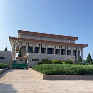 Chairman Maos Mausoleum (?主席纪念?)