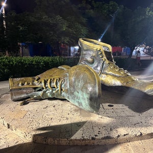 Monumento de Los Zapatos Viejos