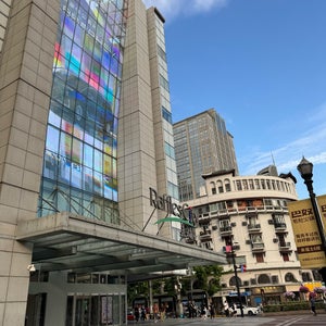 Raffles City (来福士广?)