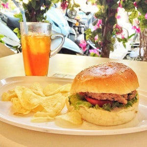 The 11 Best Places for Cheeseburgers in Bangalore