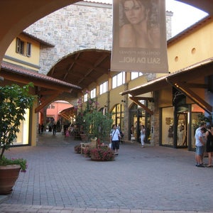 ACQUISTA 2 DI OGNI SCATOLA alexander mcqueen outlet serravalle E OTTIENI IL  70% DI SCONTO!
