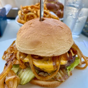 The 9 Best Places for Burgers in Brentwood, Los Angeles