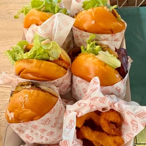 Bettys Burgers & Concrete Co.