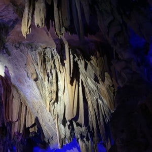 Reed Flute Cave (�?��?岩)