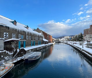 温かな光に包まれた雪景色の小樽で、しっとりと街歩きを楽しむ大人旅