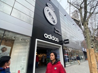 Hacer un nombre Relacionado abrelatas Magasin de sport : Adidas Store Real Madrid Bernabéu à proximité de Madrid  en Espagne : 10 avis, adresse, sites web - MAPS.ME