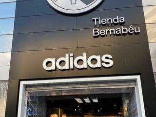 Magasin de sport : Adidas Real Madrid Bernabéu à proximité Madrid en Espagne : 10 avis, adresse, web -