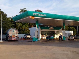 Petronas terdekat