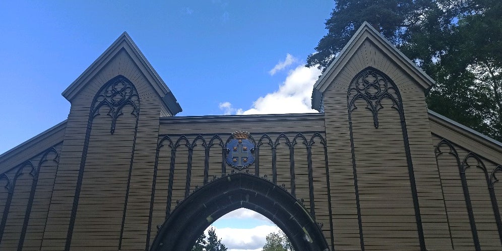 Главные ворота Монрепо