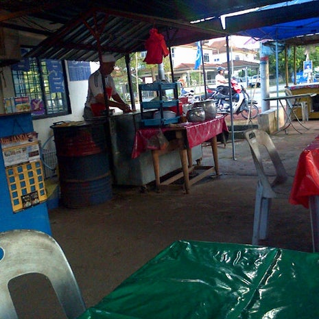 Kedai Roti canai sebelah kedai buah