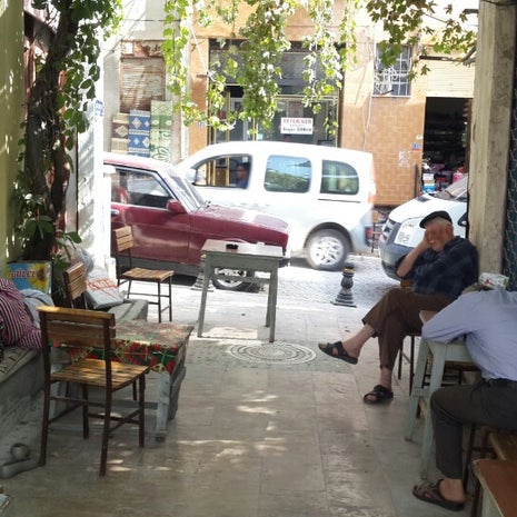 Yassıel kardeşler kahvesinde