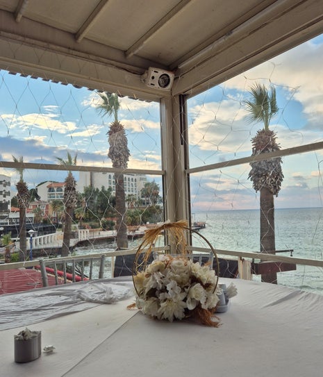 La Perla Retaurant & Pub