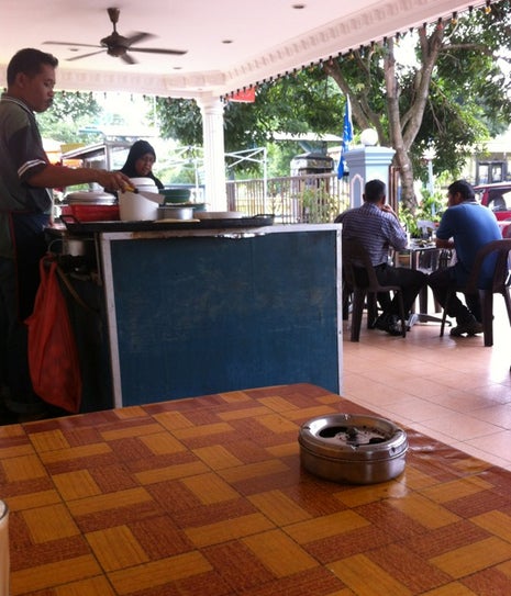 Kedai Sarapan tepi Bus Stop