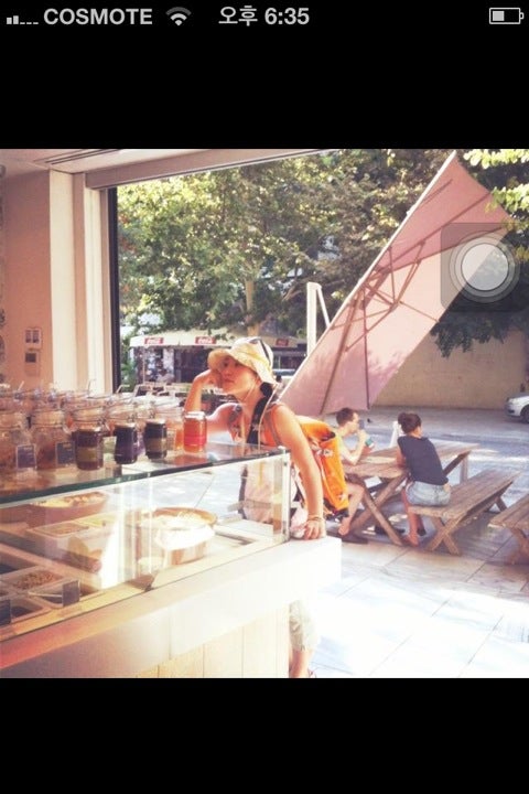 frozen-yogurt-shop
