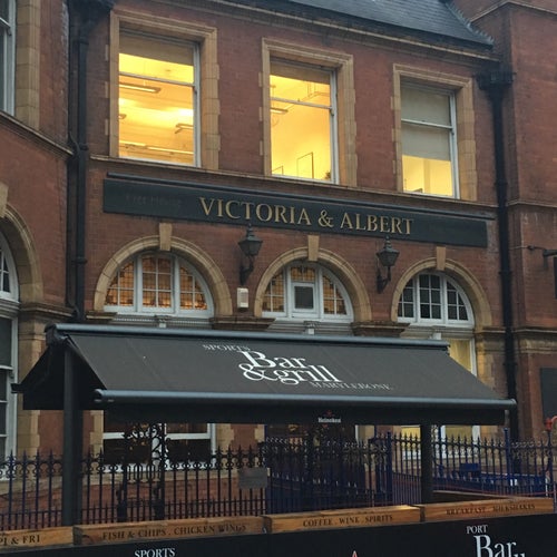 Victoria & Albert Pl London