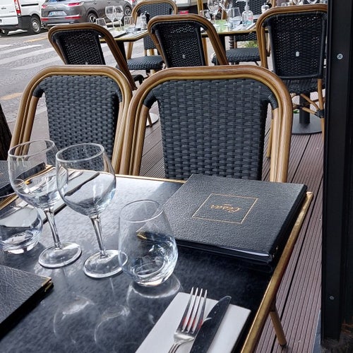 César 12 avenue de Wagram Paris