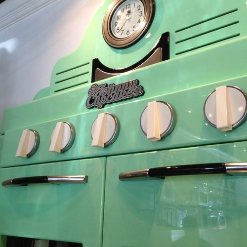 Johnny Cupcakes 7959 Melrose Ave Los Angeles
