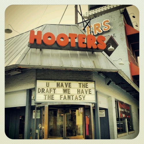 Hooters 660 N Wells St Chicago