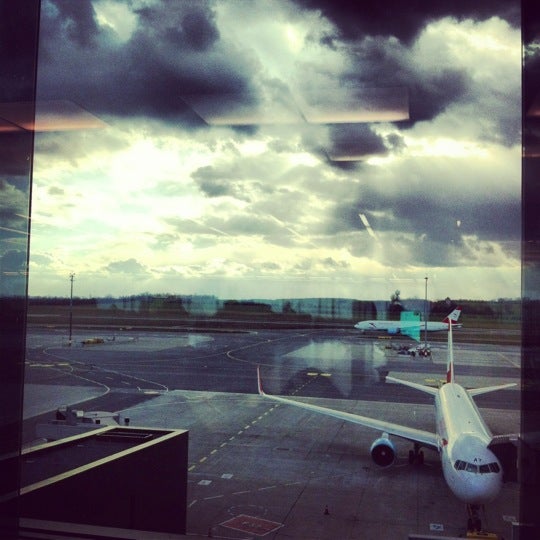 airport-gate