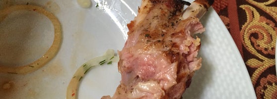 Что будет если съесть недожаренное мясо. Кусок жареного мяса. Что будет если недожарить свинину. Что будет если съесть половину недожаренную котлету. Ростбиф прожарки медиум.