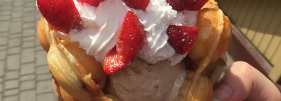 когда нас одели мороженым и фруктами. мороженое с фруктами и шоколадом. подача мороженого с фруктами. когда нас одели мороженым и фруктами. когда нас одели мороженым и фруктами.