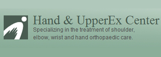 Перенапряжения кисти руки за работой компьютере. Показывает большой палец. Одобрительный жест. Молодые руки. Hand center.