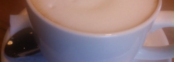 капучино на кокосом молоке. кофе капучино полезно. чашка кофемания. тату капучино. капучино нежная пенка.