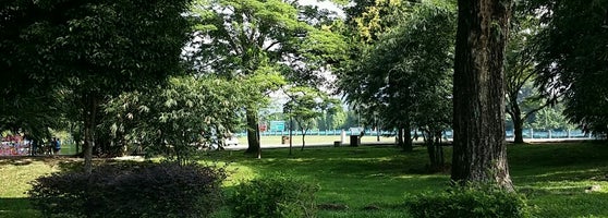 Taman Layang Layang Selayang : Mempunyai 2 pasangan sisi yang membentuk