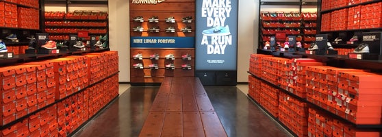 impermeable pelo grano Nike Factory Store - Tienda de artículos deportivos en Badalona