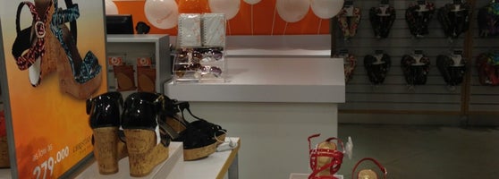 shoe store open now